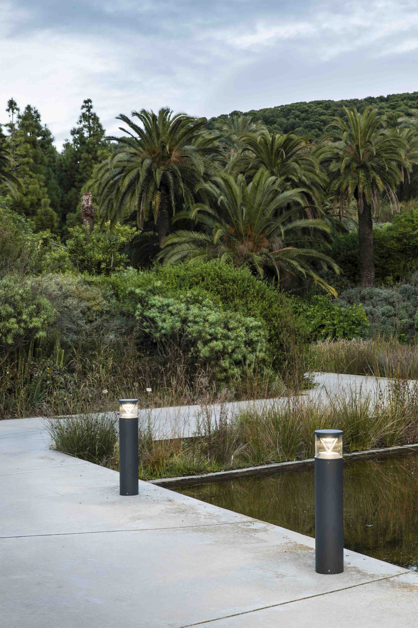 Baliza exterior RUSH 800 gris oscuro 2700K iluminando jardín moderno, faro LED superficie IP65 IK10 para parques y exteriores, modelo 750101