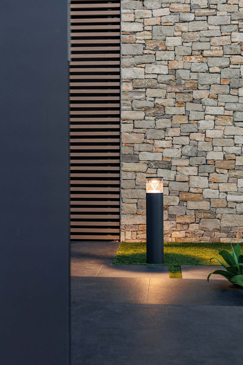 Baliza exterior RUSH 800 en gris oscuro 3000K con tecnología CASAMBI, faro LED para iluminación de jardín IP65 IK10 modelo 750110C, instalada en ambiente exterior superficial.