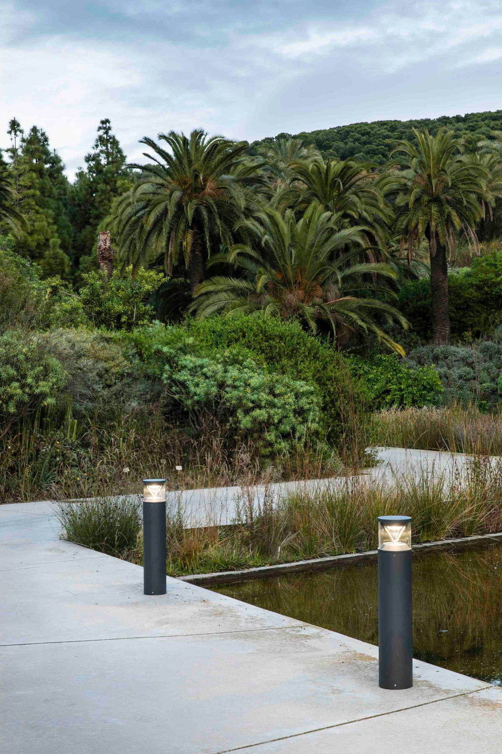 Baliza LED exterior RUSH 800 gris oscuro 4000K en ambiente de jardín, faro luminaria superficie FARO 750121C con control CASAMBI, iluminación exterior IP65 IK10