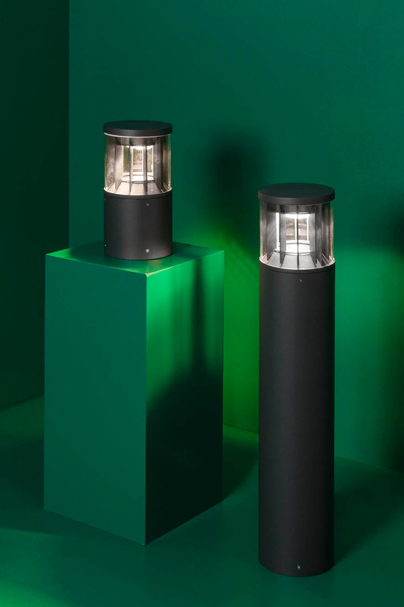 Luminaria sobremuro SCREEN 250 gris oscuro 2700K de FARO (751000D) en ambiente exterior de jardín, iluminación LED COB IP65 DALI para parques y exteriores