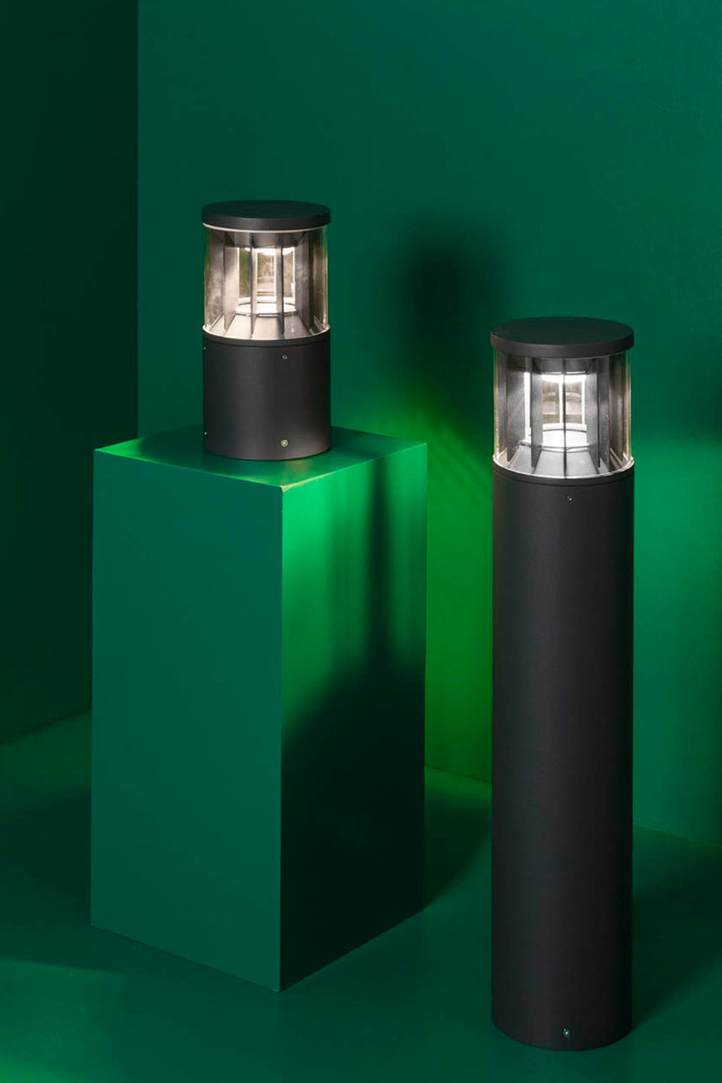 Luminaria sobremuro SCREEN 250 Gris Oscuro 2700K de FARO instalada en jardín exterior, iluminación LED cálida para parque con protección IP65 e IK10