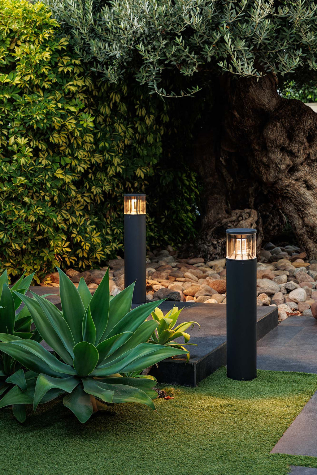 Luminaria sobremuro SCREEN 250 gris oscuro FARO 751010D en ambiente de jardín exterior, iluminación 3000K DALI IP65 para parques