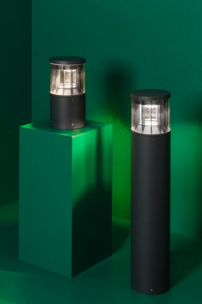 Luminaria sobremuro SCREEN 250 gris oscuro 3000K de FARO (751011) instalada en pared exterior de jardín, iluminación LED IP65 IK10 resistente para parques y exteriores en aluminio.