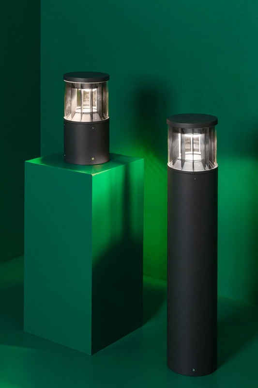 Luminaria sobremuro SCREEN 250 gris oscuro 3000K de FARO (751011) instalada en pared exterior de jardín, iluminación LED IP65 IK10 resistente para parques y exteriores en aluminio.