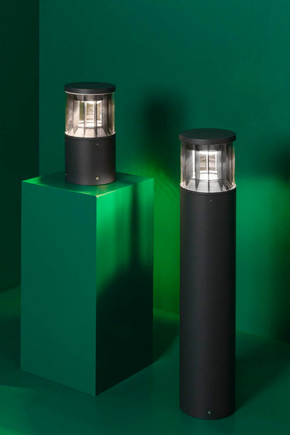 Luminaria exterior sobremuro SCREEN 250 en gris oscuro, instalada en jardín con iluminación cálida 3000K, modelo FARO 751011C con CASAMBI e IP65 para exteriores resistentes.