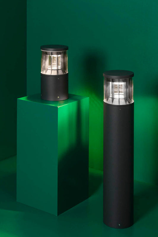 Luminaria sobremuro SCREEN 250 gris oscuro 3000K FARO 751011D instalada en jardín exterior, iluminación LED IP65 IK10 DALI para entornos resistentes