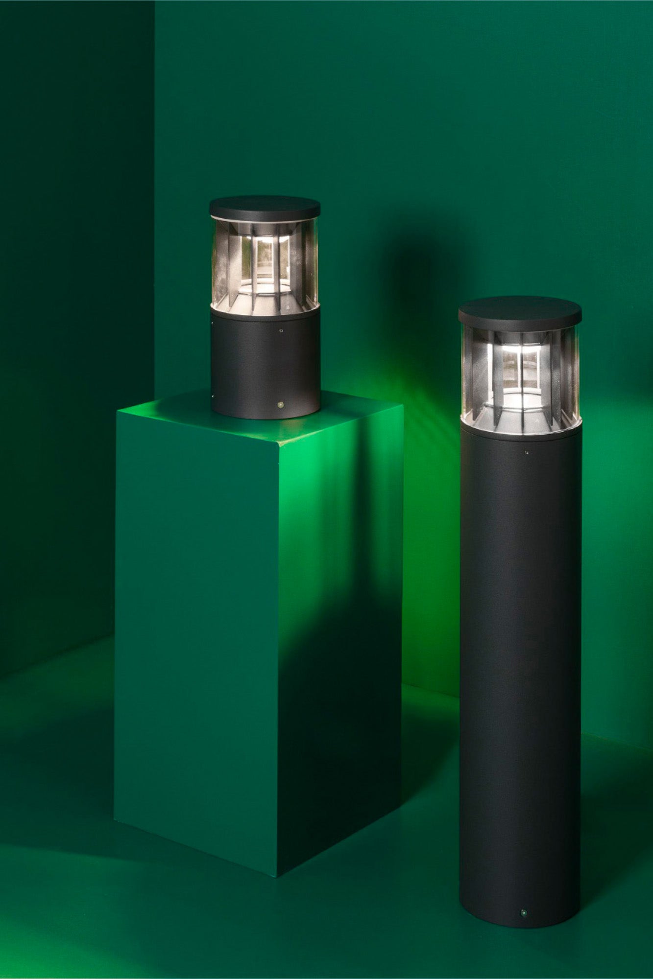 Baliza exterior SCREEN 800 en gris oscuro con LED 2700K, luminaria de superficie para jardín y parques, faro con sistema DALI e iluminación 360 grados, modelo FARO 751100D en entorno ambientado