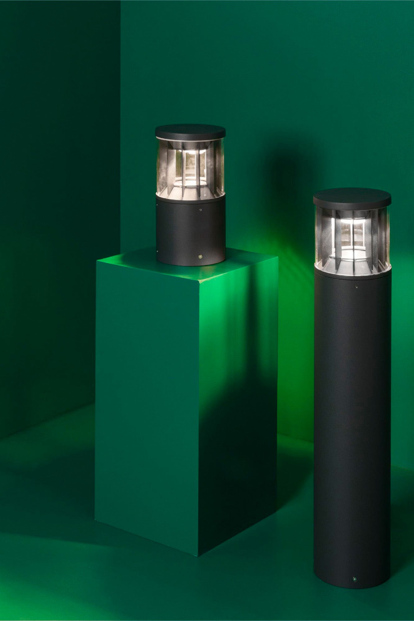 Baliza SCREEN 800 en gris oscuro 2700K 180º instalada en jardín exterior, faro LED asimétrico IP65 IK10 para iluminación de parques y luminarias superficie