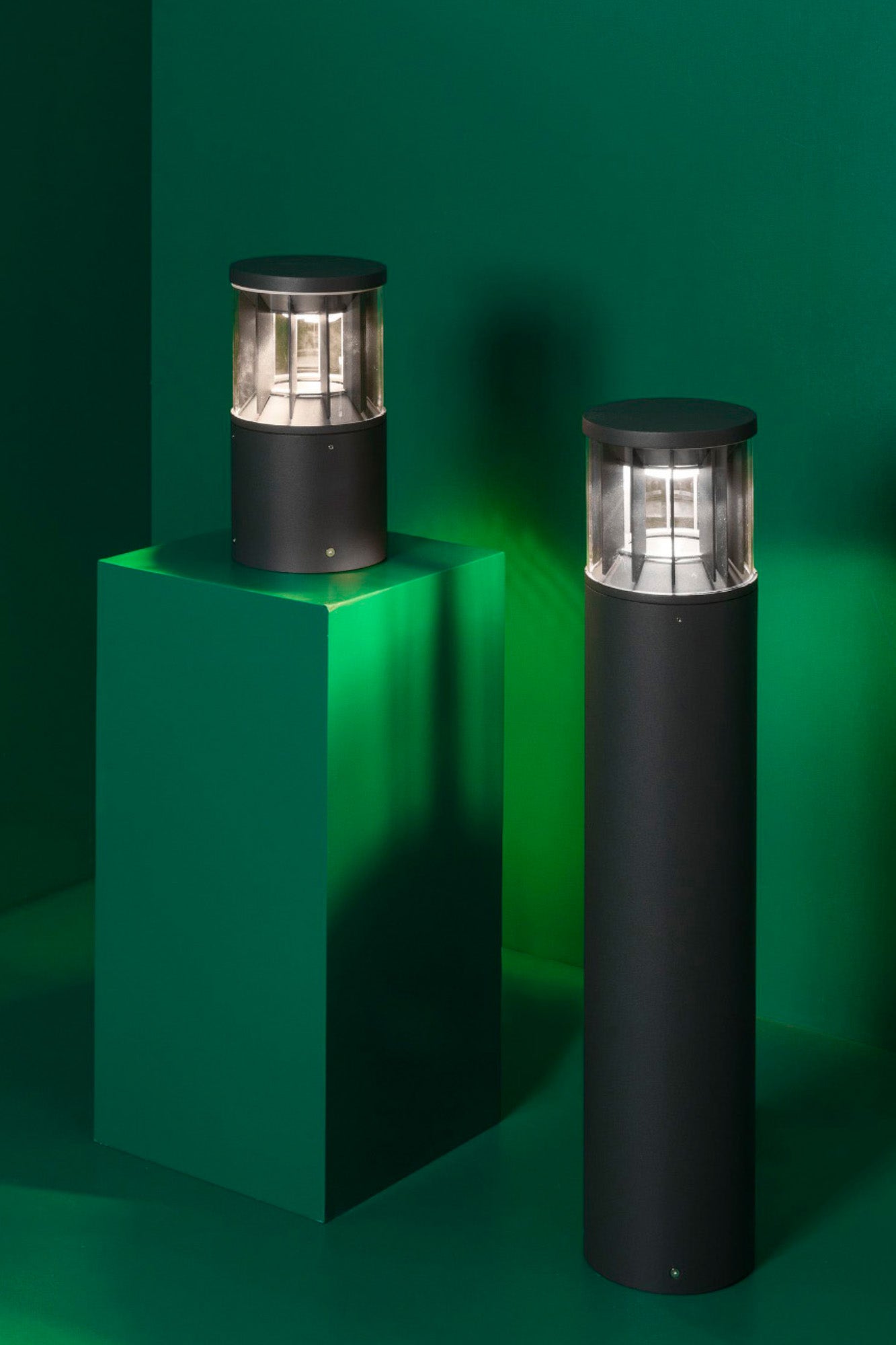 Baliza exterior SCREEN 800 gris oscuro 2700K CASAMBI FARO 751102C en entorno de jardín, iluminación LED resistente IP65 IK10, luminaria superficie para exteriores