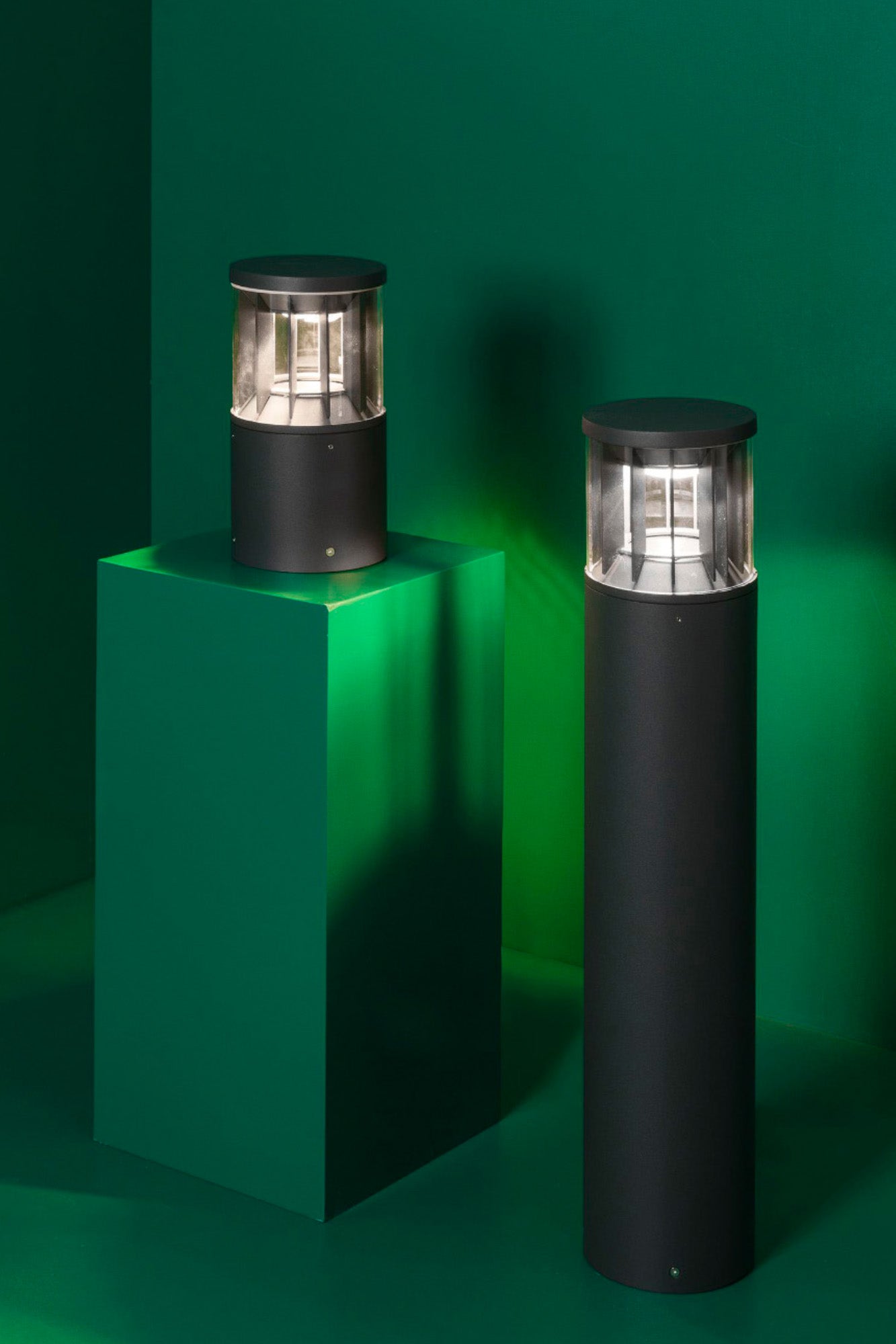 Baliza SCREEN 800 gris oscuro 3000K 360º wide FARO LED exterior en ambiente de jardín, luminaria superficie IP65 IK10 para iluminación técnica