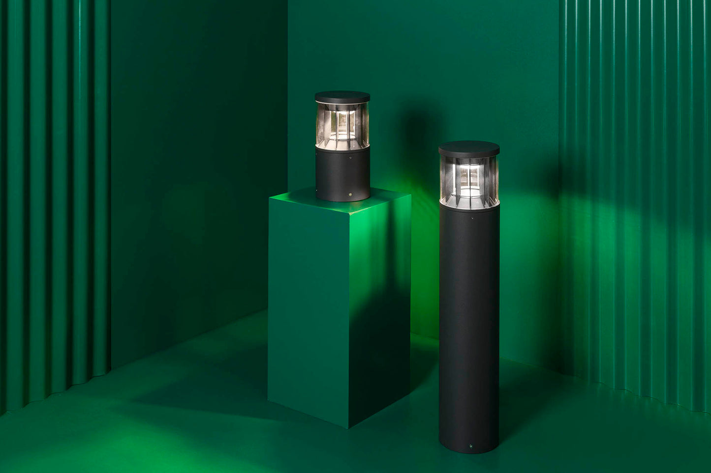 Baliza LED exterior SCREEN 800 en gris oscuro 4000K instalada en jardín ambiente, faro luminaria superficie resistente IP65 IK10 con control DALI para iluminación de parques y exteriores