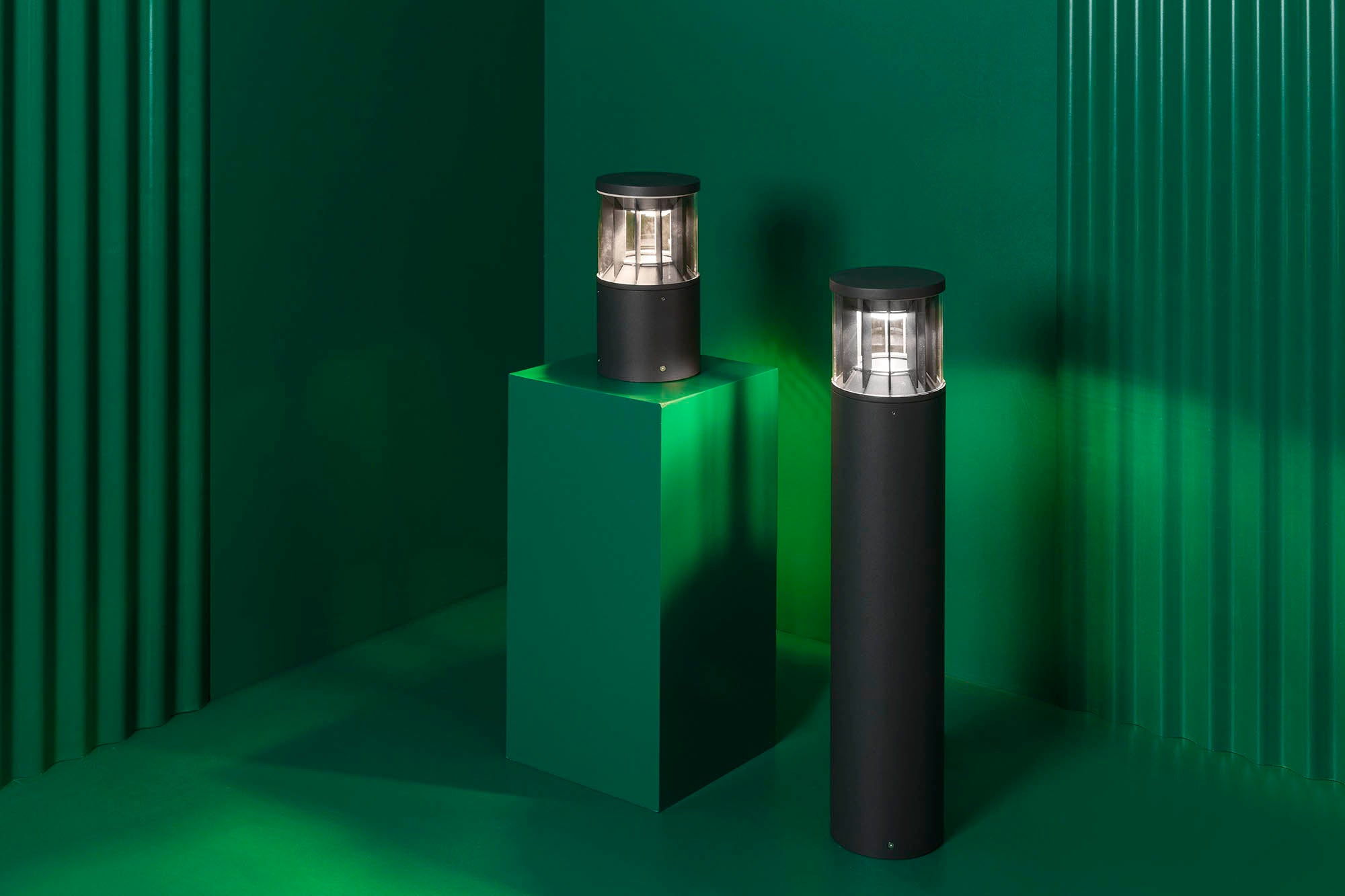 Baliza LED exterior SCREEN 800 en gris oscuro 4000K instalada en jardín ambiente, faro luminaria superficie resistente IP65 IK10 con control DALI para iluminación de parques y exteriores