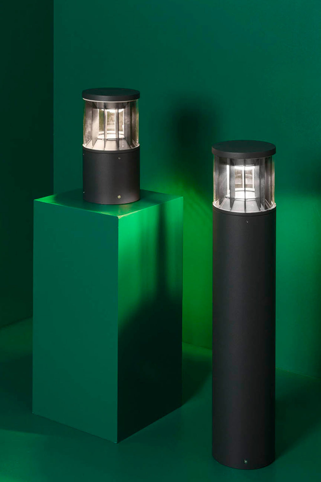 Baliza exterior SCREEN 800 gris oscuro 4000K 180º FARO en jardín iluminado, luminaria superficie IP65 IK10 para iluminación exterior