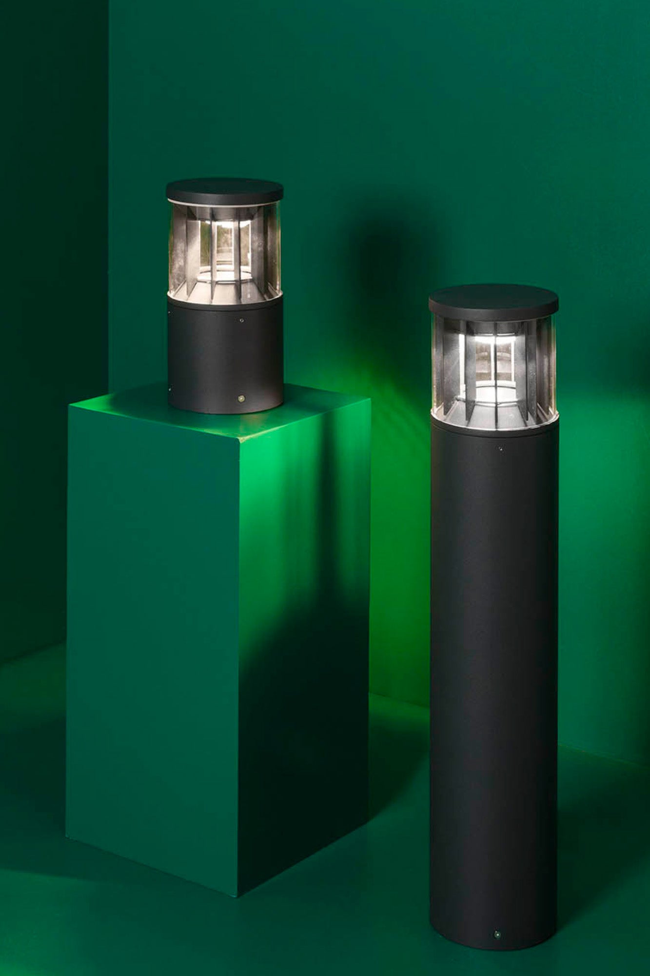 Baliza exterior SCREEN 800 gris oscuro 4000K 180º FARO en jardín iluminado, luminaria superficie IP65 IK10 para iluminación exterior