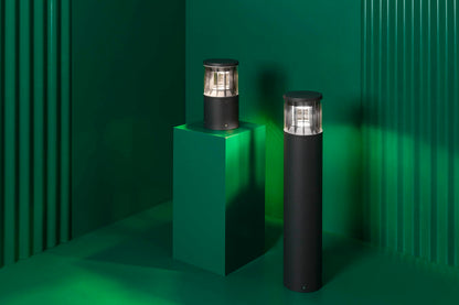 Baliza exterior SCREEN 800 gris oscuro 4000K iluminando jardín nocturno, faro LED CASAMBI IP65 IK10 para luminaria superficie exterior