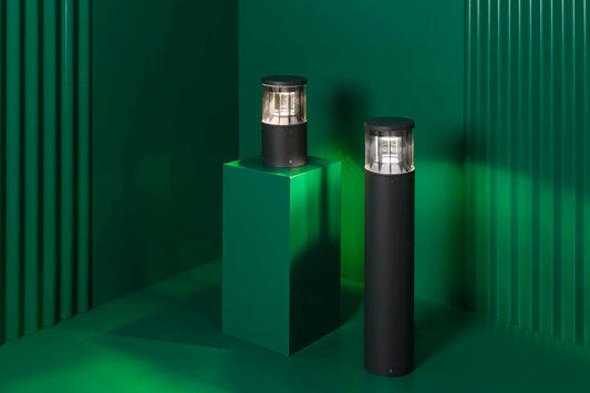 Baliza exterior SCREEN 800 gris oscuro 4000K iluminando jardín nocturno, faro LED CASAMBI IP65 IK10 para luminaria superficie exterior