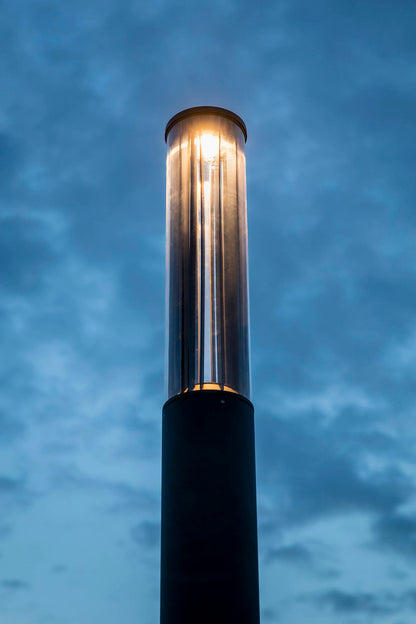 Farola exterior SCREEN 3100 en gris oscuro con LED 2700K instalada en jardín ambiente, iluminación LED IP65 IK10 regulable DALI para parques y faros de jardín