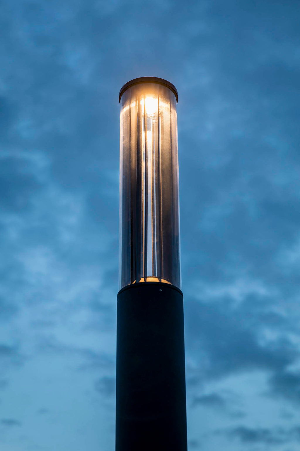 Farola exterior SCREEN 3100 gris oscuro 3000K LED en ambiente de jardín iluminado, modelo FARO 751210C con CASAMBI, luminaria superficie IP65 IK10 resistente