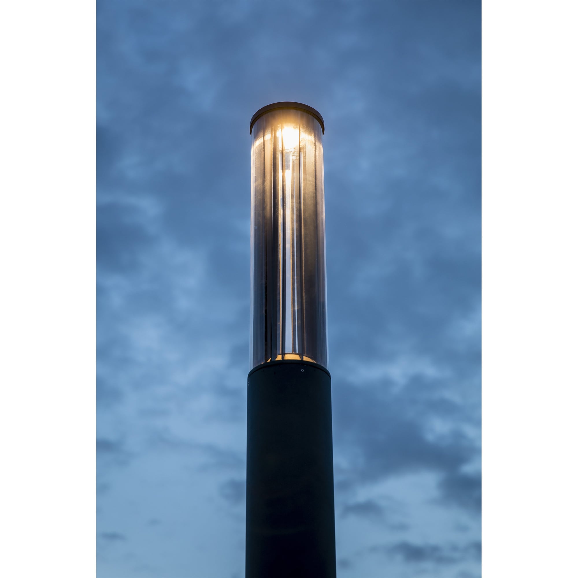 Farola SCREEN 3100 gris oscuro 4000K instalada en jardín exterior, luminaria superficie de aluminio con iluminación asimétrica para parques y exteriores FARO 751222