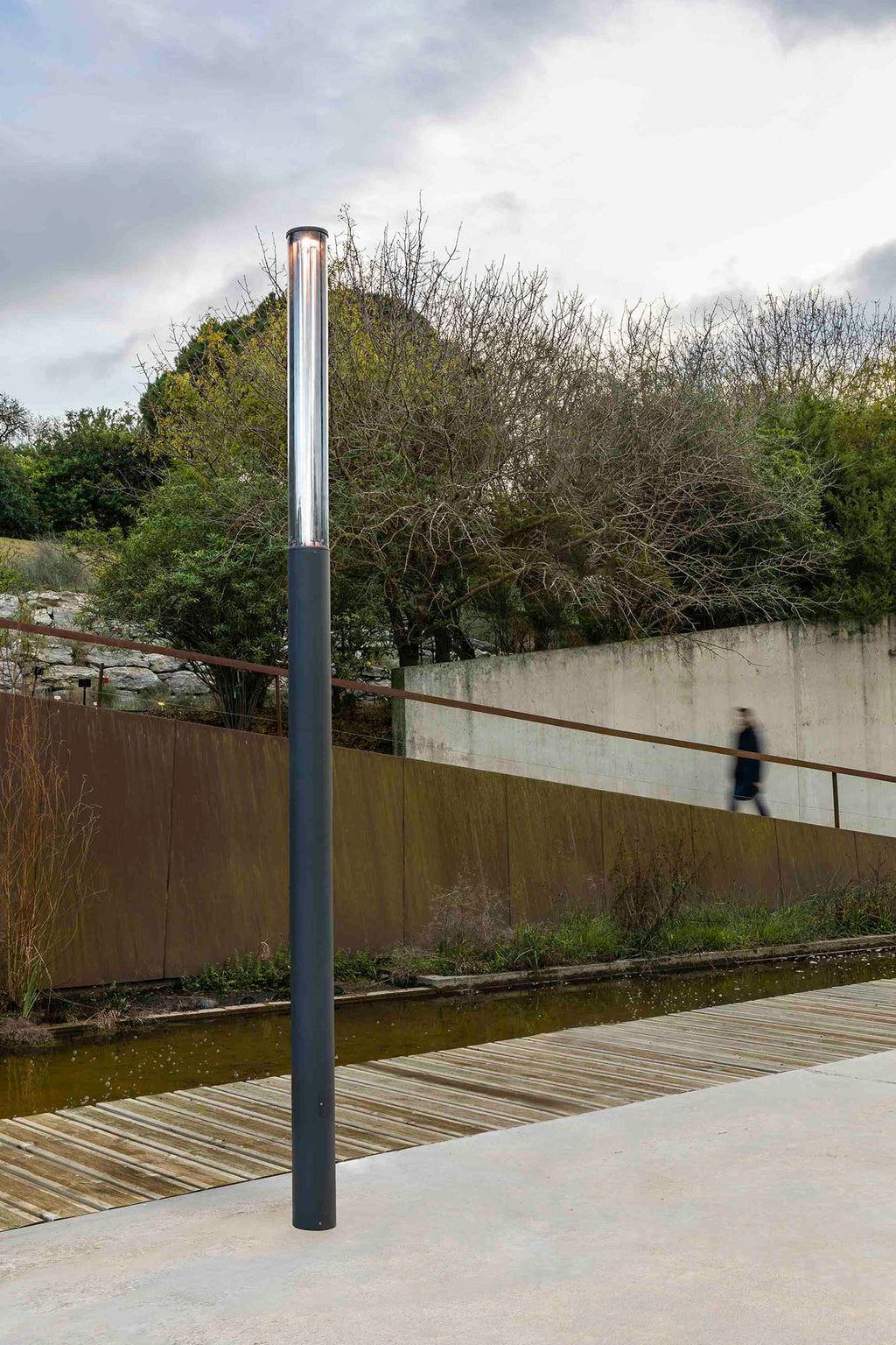 Farola SCREEN 3700 en gris oscuro 2700K instalada en jardín exterior, iluminación LED técnica con Casambi para parques y áreas exteriores