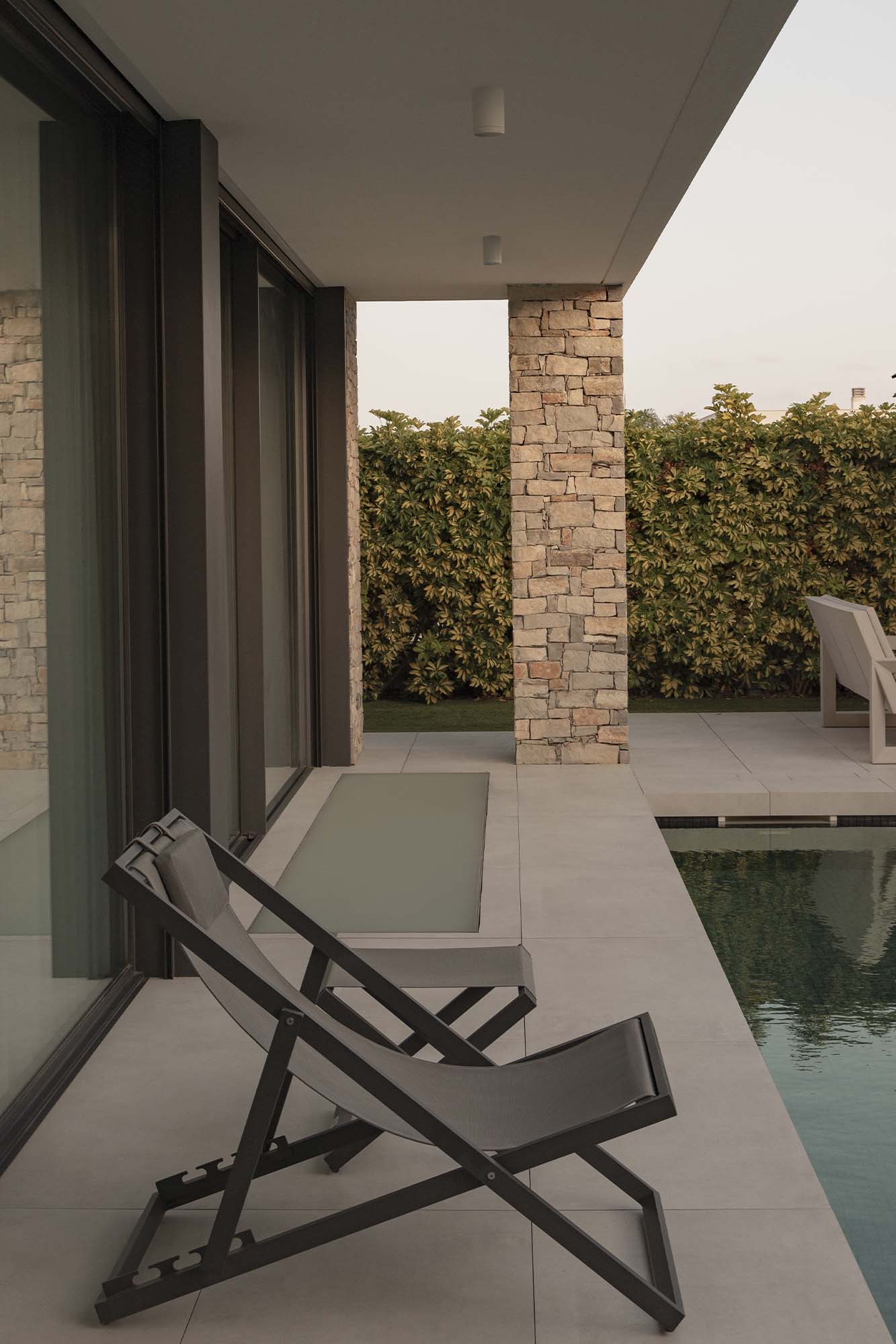 Downlight exterior PUK 76 blanco 30° 3000K FARO serie 75305-132 en ambiente de balcón, luminaria superficie LED COB IP65 anticorrosión para iluminación de acento