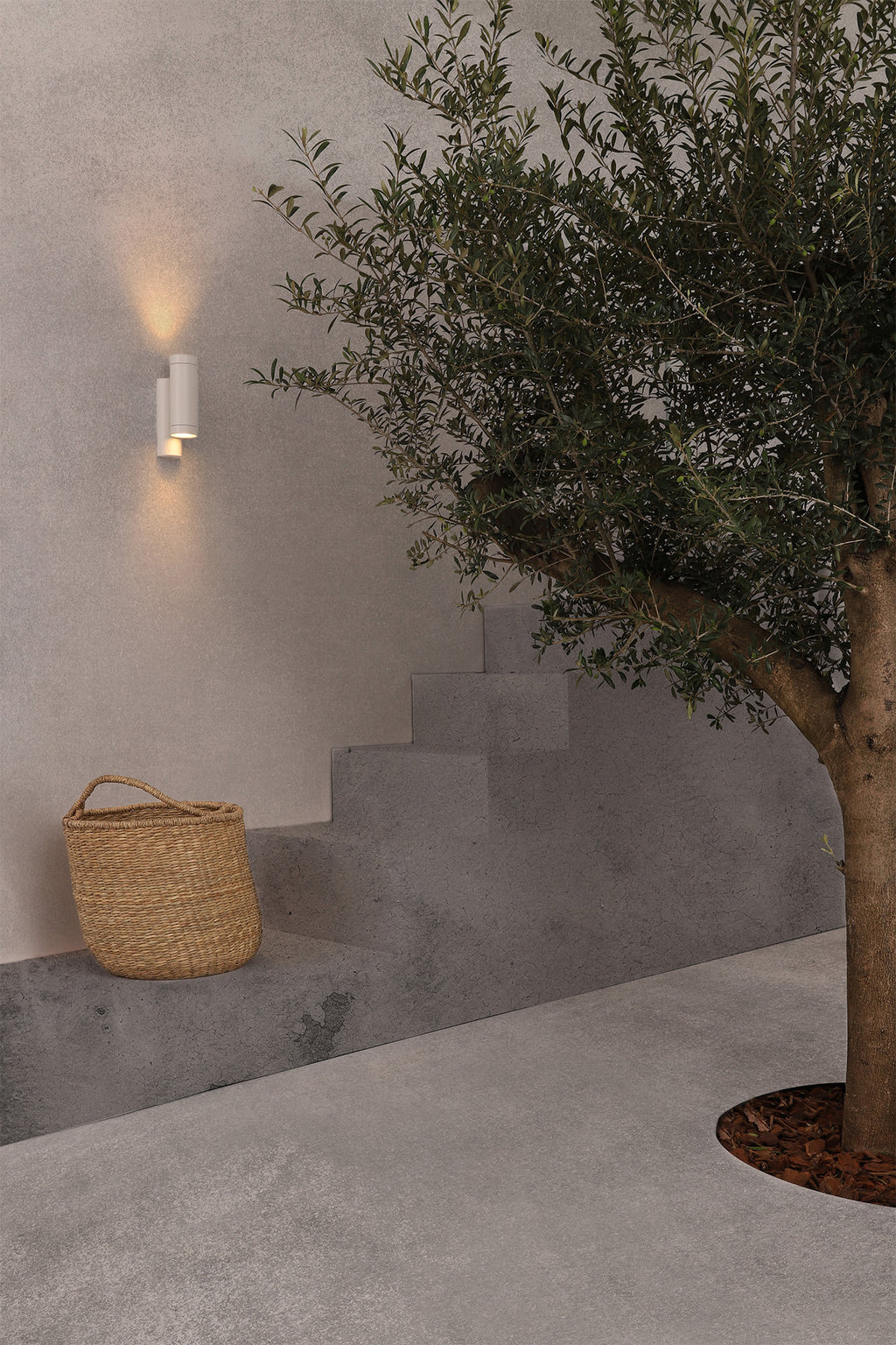 Lámpara de pared exterior STEPS 2L blanco mate FARO 75500 en ambiente, serie 1801, diseño contemporáneo IP44, aluminio y cristal templado Estudi Ribaudí