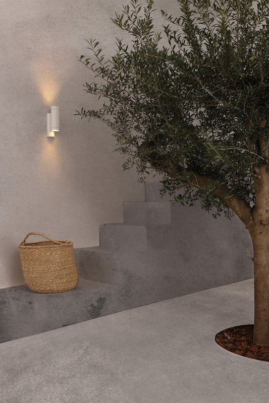 Lámpara de pared exterior STEPS 2L blanco mate FARO 75500 en ambiente, serie 1801, diseño contemporáneo IP44, aluminio y cristal templado Estudi Ribaudí