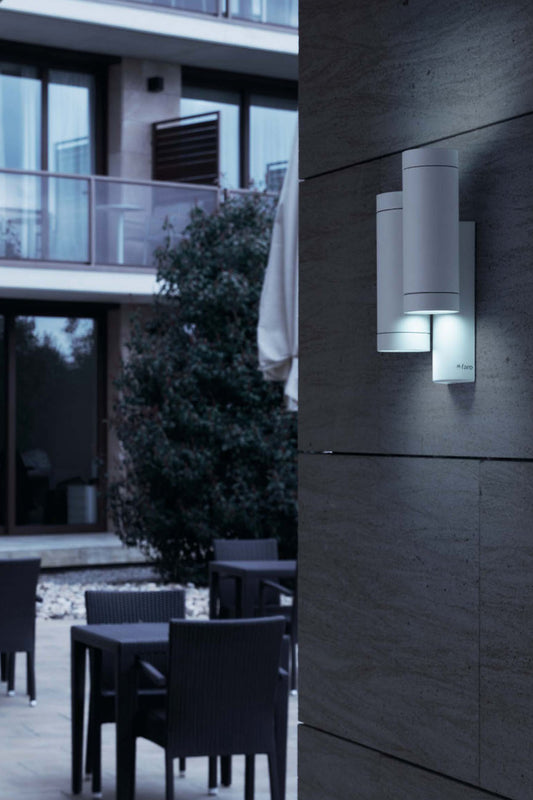 Lámpara exterior STEPS 4L blanco mate FARO 75502, luminaria de pared en aluminio y cristal templado IP44, diseño contemporáneo iluminando ambiente exterior residencial