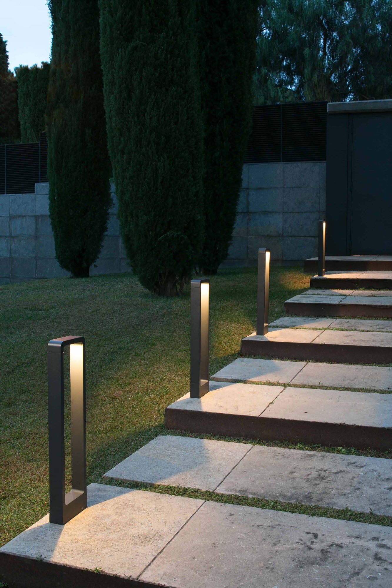 Baliza LED exterior DAS 650 gris oscuro, faro de aluminio IP54 para jardín, luminaria superficie en iluminación decorativa de ambiente nocturno