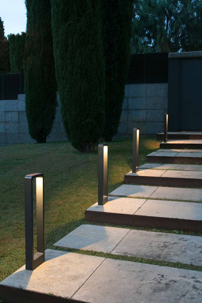 Baliza LED exterior DAS 650 gris oscuro, faro de aluminio IP54 para jardín, luminaria superficie en iluminación decorativa de ambiente nocturno