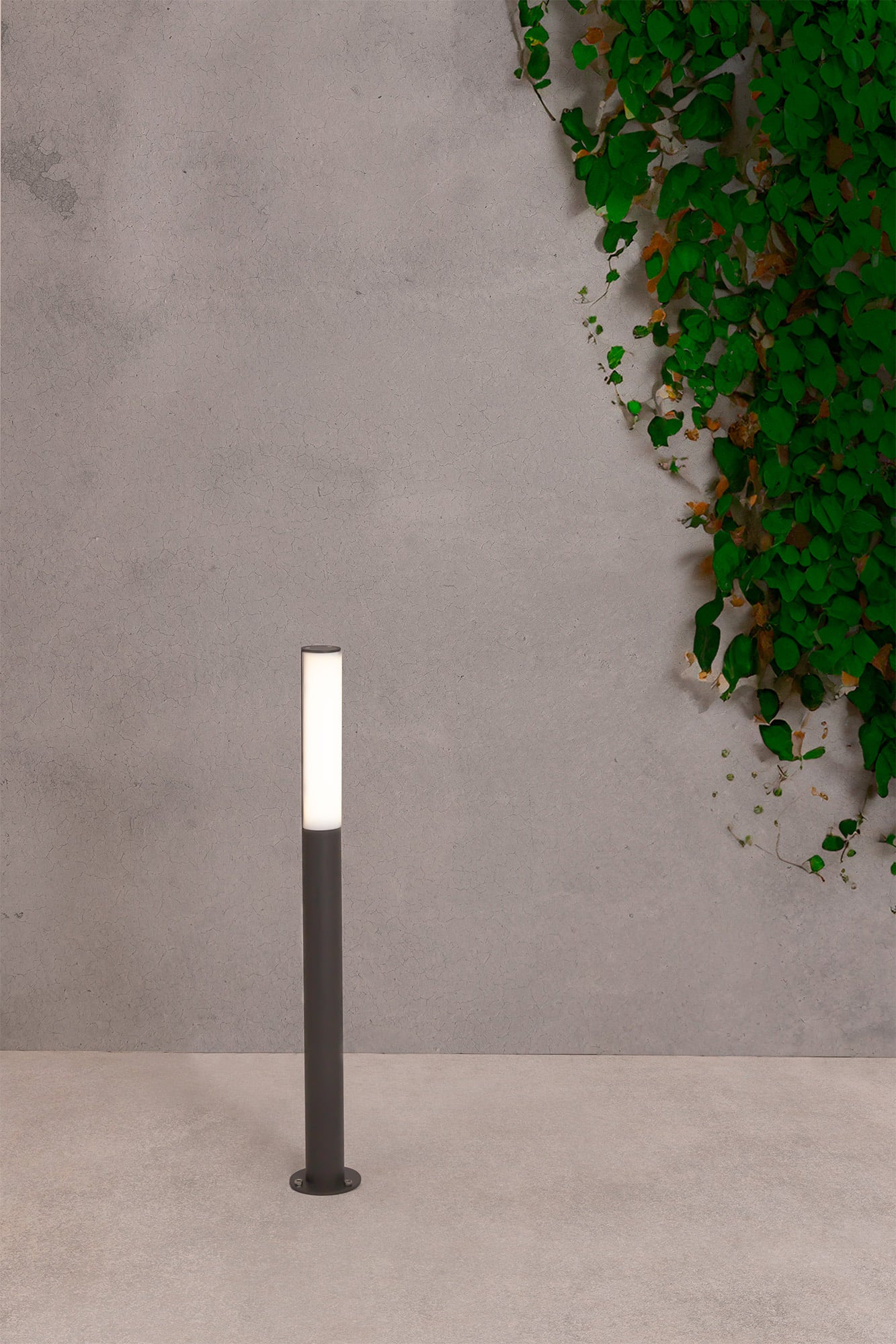 Baliza LED exterior BERET 900 en gris oscuro, faro de aluminio para iluminación jardín, luminaria superficie IP54 instalada en entorno exterior