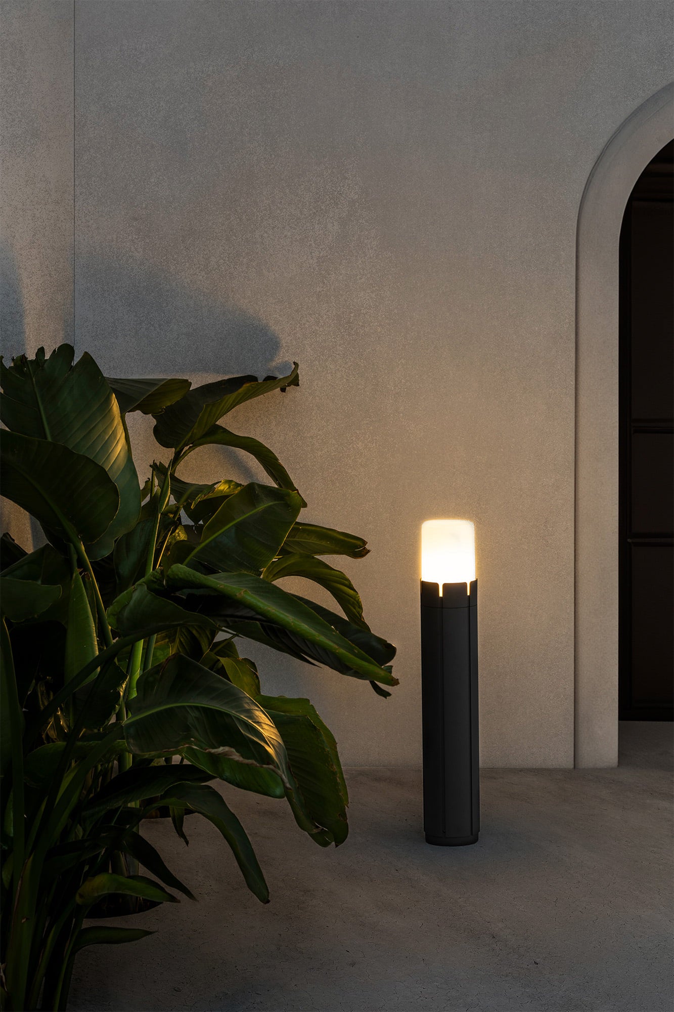 Baliza exterior TRAM 630 gris oscuro en jardín urbano, faro luminaria superficie de aluminio IP65 con iluminación 360 grados ambiente