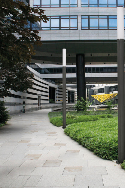 Farola LED TRAM 2500 en gris oscuro de aluminio para iluminación urbana exterior en jardín, modelo 75532 con protección IP55 e IK05, montaje superficial en ambiente real