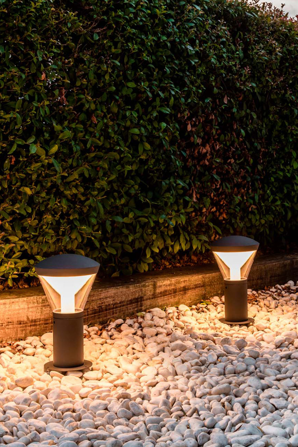 Baliza LED exterior Shelby 330 gris oscuro iluminando jardín y terraza, faro de aluminio IP65 para iluminación exterior eficiente