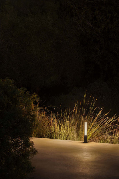 Baliza exterior TURA 650 gris oscuro en imagen ambiente de jardín, faro LED de aluminio IP65 serie 75545 para iluminación exterior superficial