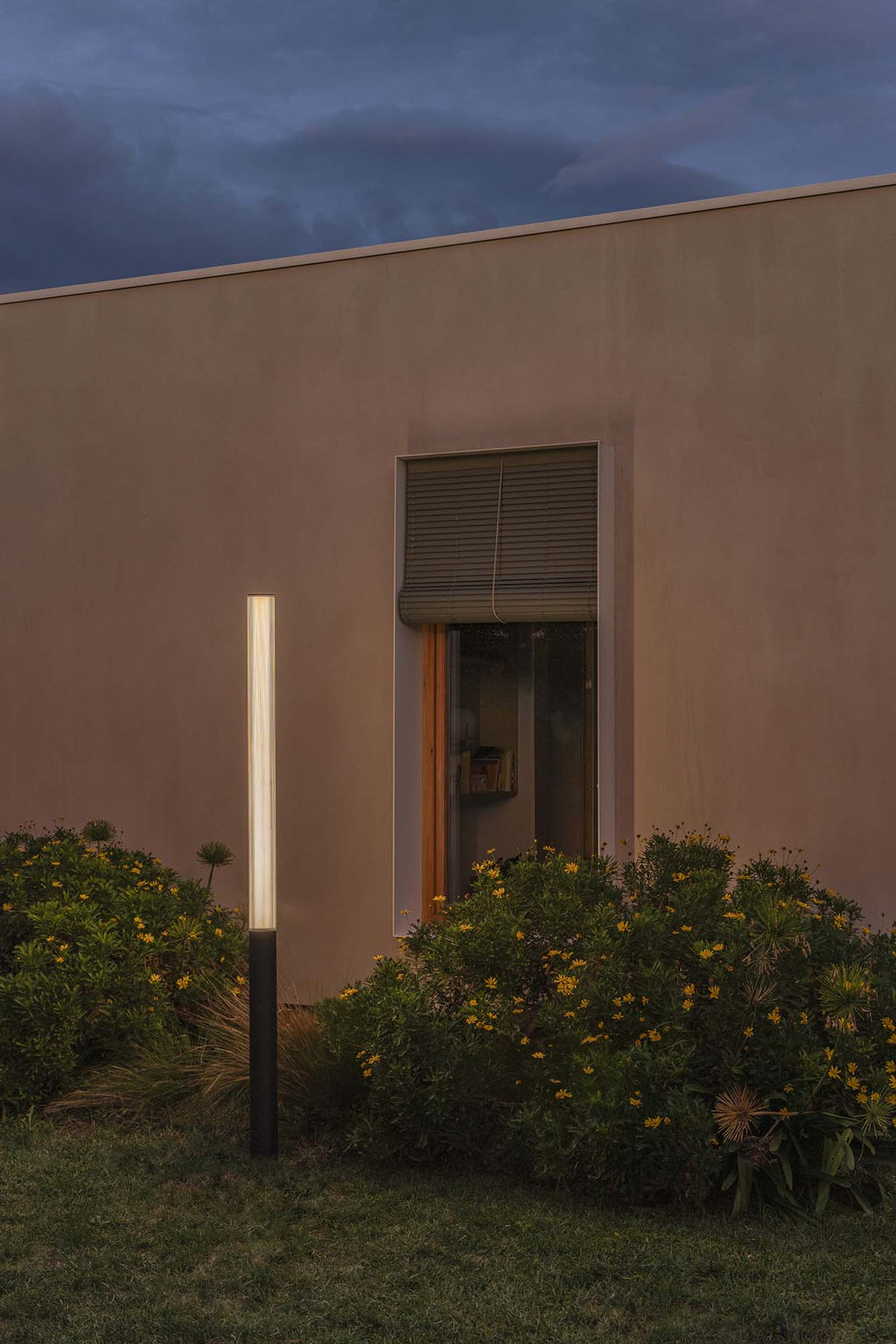 Baliza exterior TURA 2050 gris oscuro FARO 75547 en jardín nocturno, luminaria superficie LED aluminio IP65 para iluminación exterior