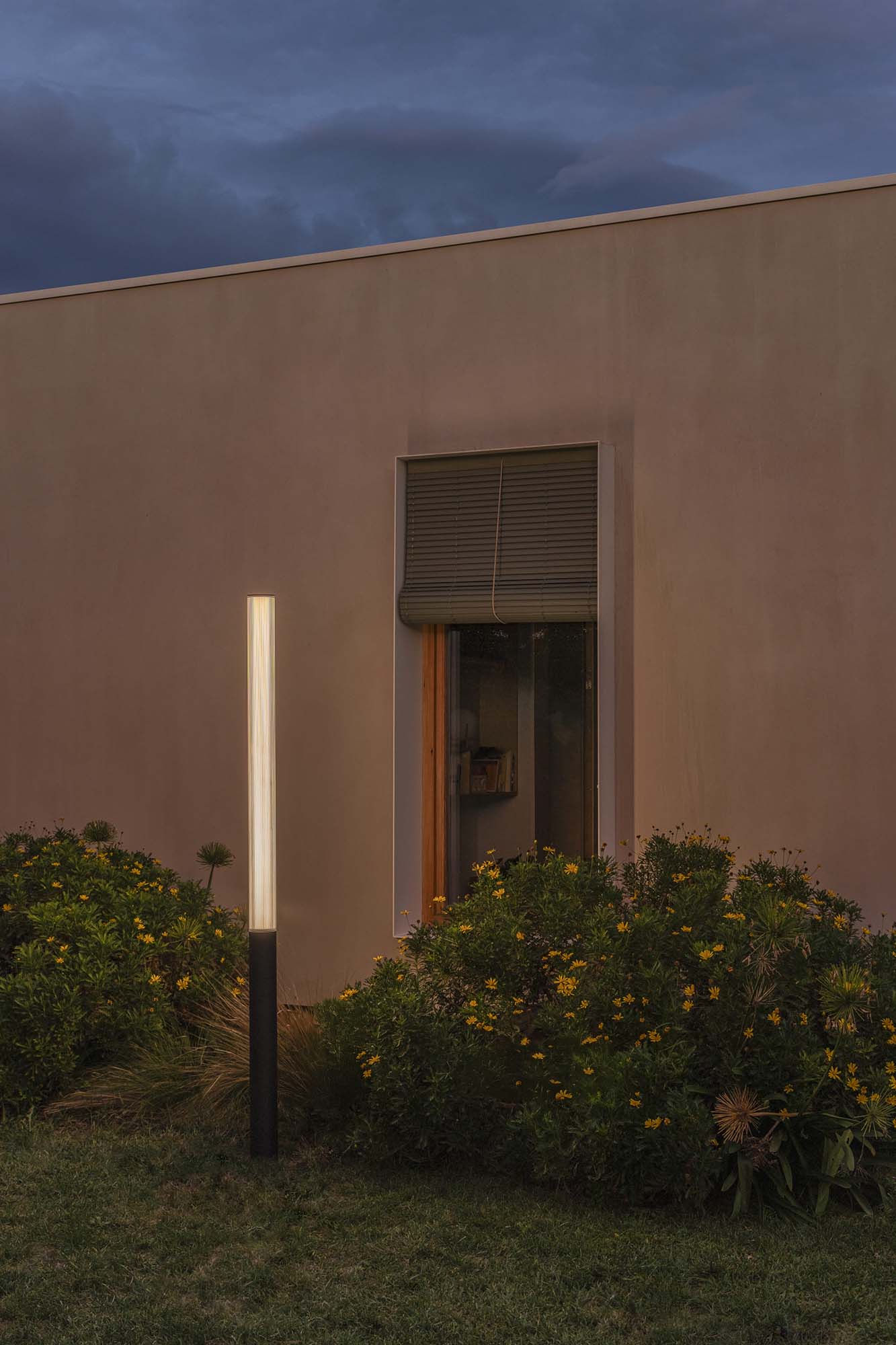 Baliza exterior TURA 2050 gris oscuro FARO 75547 en jardín nocturno, luminaria superficie LED aluminio IP65 para iluminación exterior