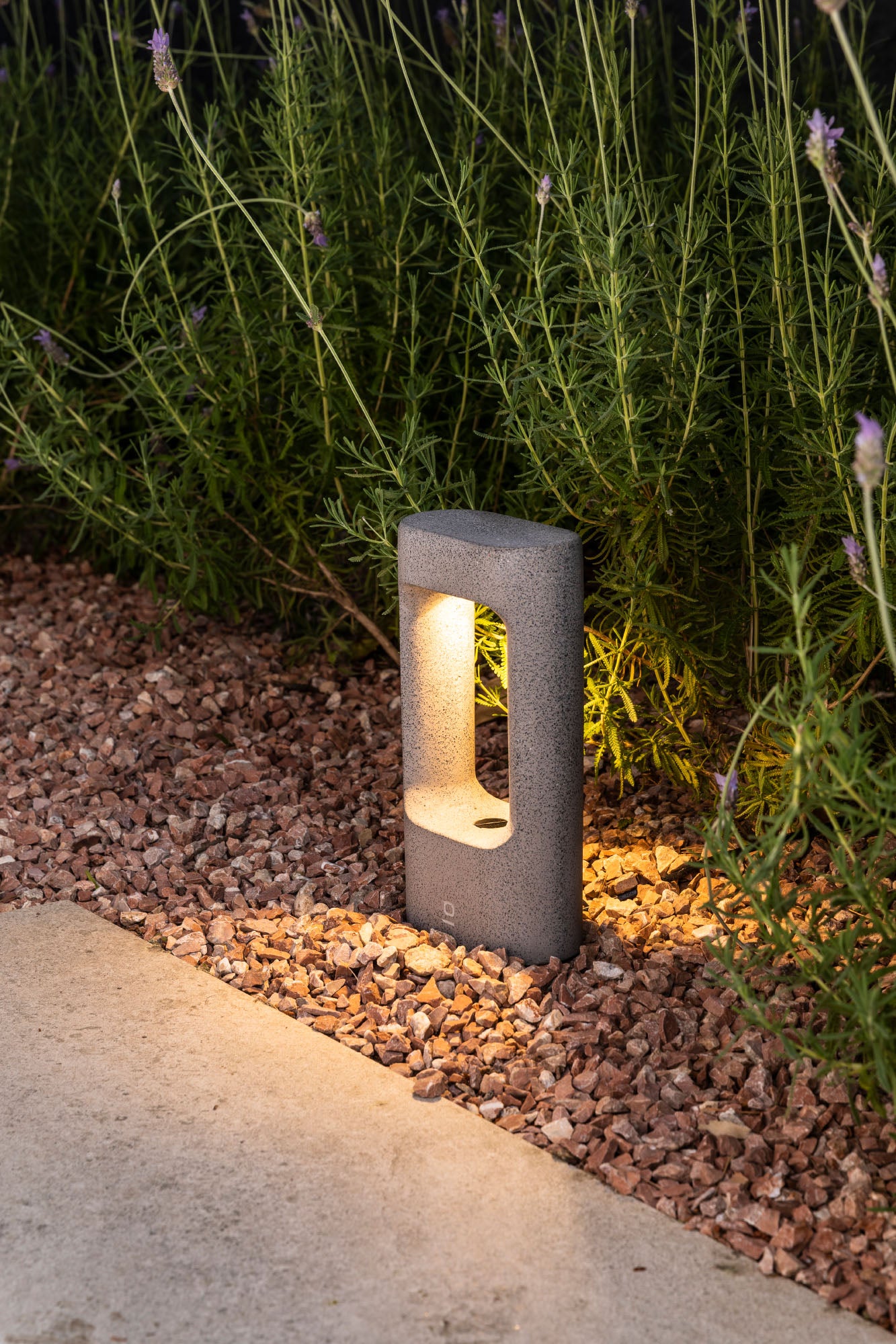 Baliza iluminación exterior TOTEM 285 gris 2700K FARO 75550 en jardín de cemento, luminaria LED superficie IP55