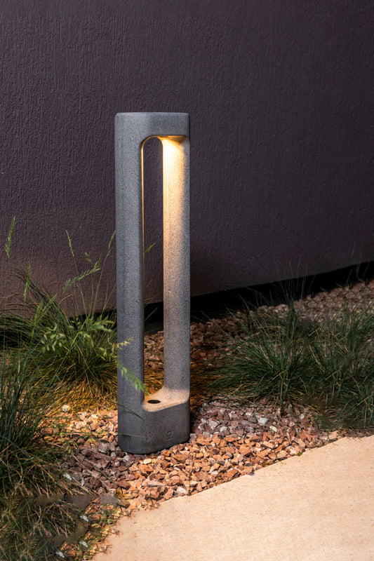 Baliza LED exterior TOTEM 611 gris 2700K en jardín de cemento, iluminación FARO IP55 para superficie