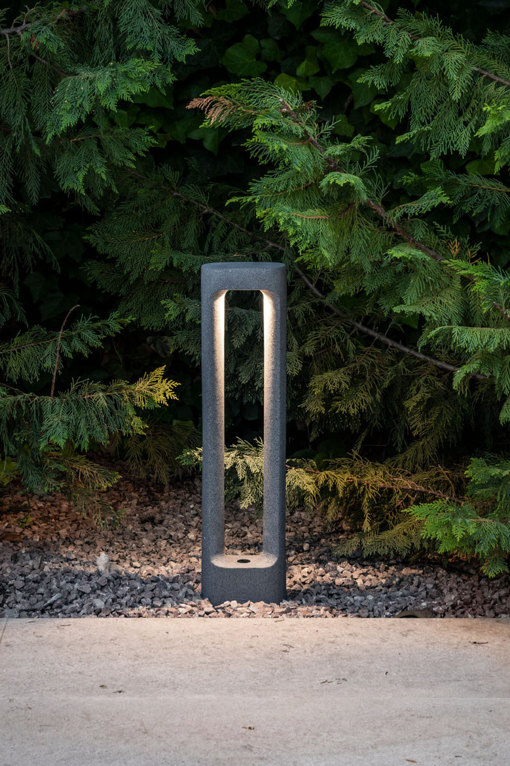 Baliza decorativa TOTEM 611 gris 3000K de cemento, faro exterior para jardín y marcador de caminos con IP55, iluminación ambiente en entorno natural.