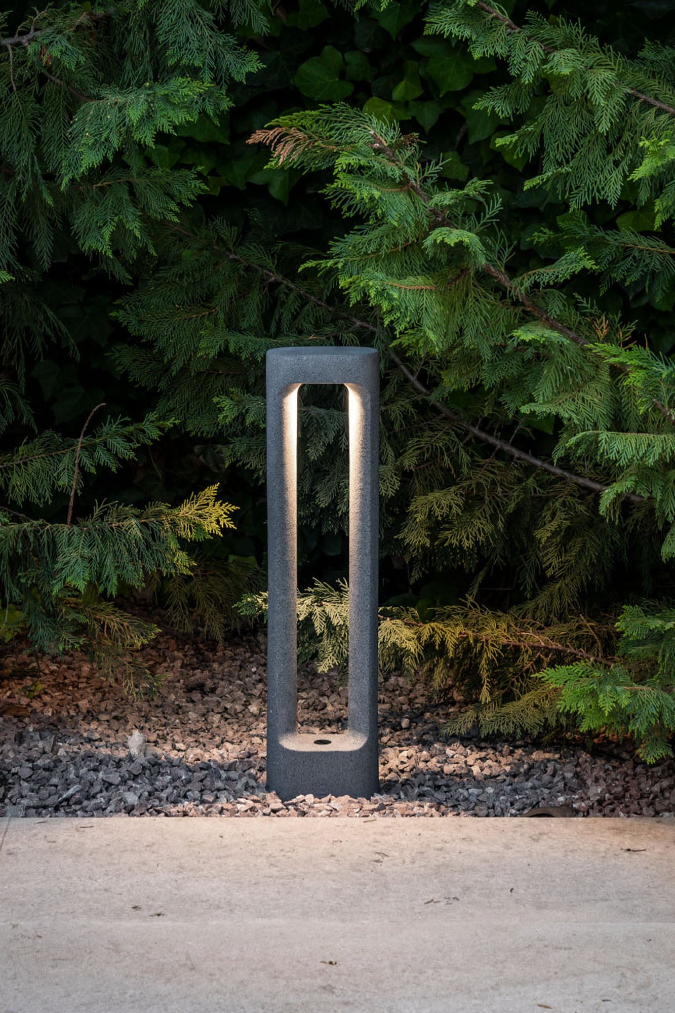 Baliza decorativa TOTEM 611 gris 3000K de cemento, faro exterior para jardín y marcador de caminos con IP55, iluminación ambiente en entorno natural.