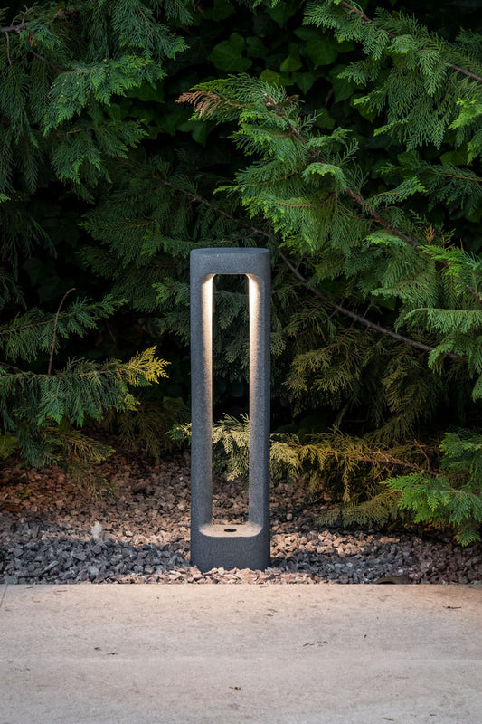 Baliza decorativa TOTEM 611 gris 3000K de cemento, faro exterior para jardín y marcador de caminos con IP55, iluminación ambiente en entorno natural.