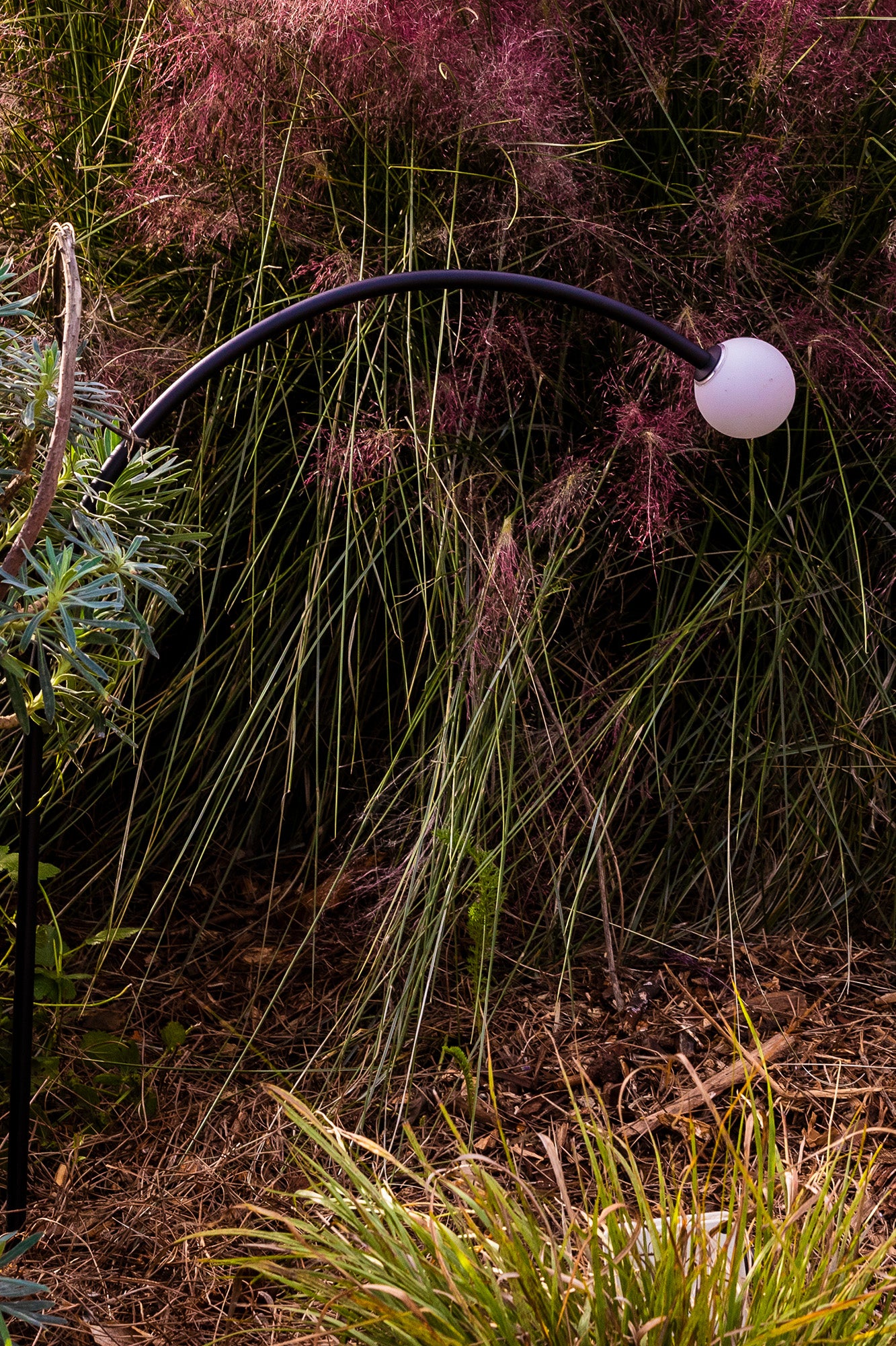 Estaca luminaria CUCA 650 negra de acero inoxidable en jardín ambiente, faro exterior minimalista IP65 LED decorativo para iluminación jardín