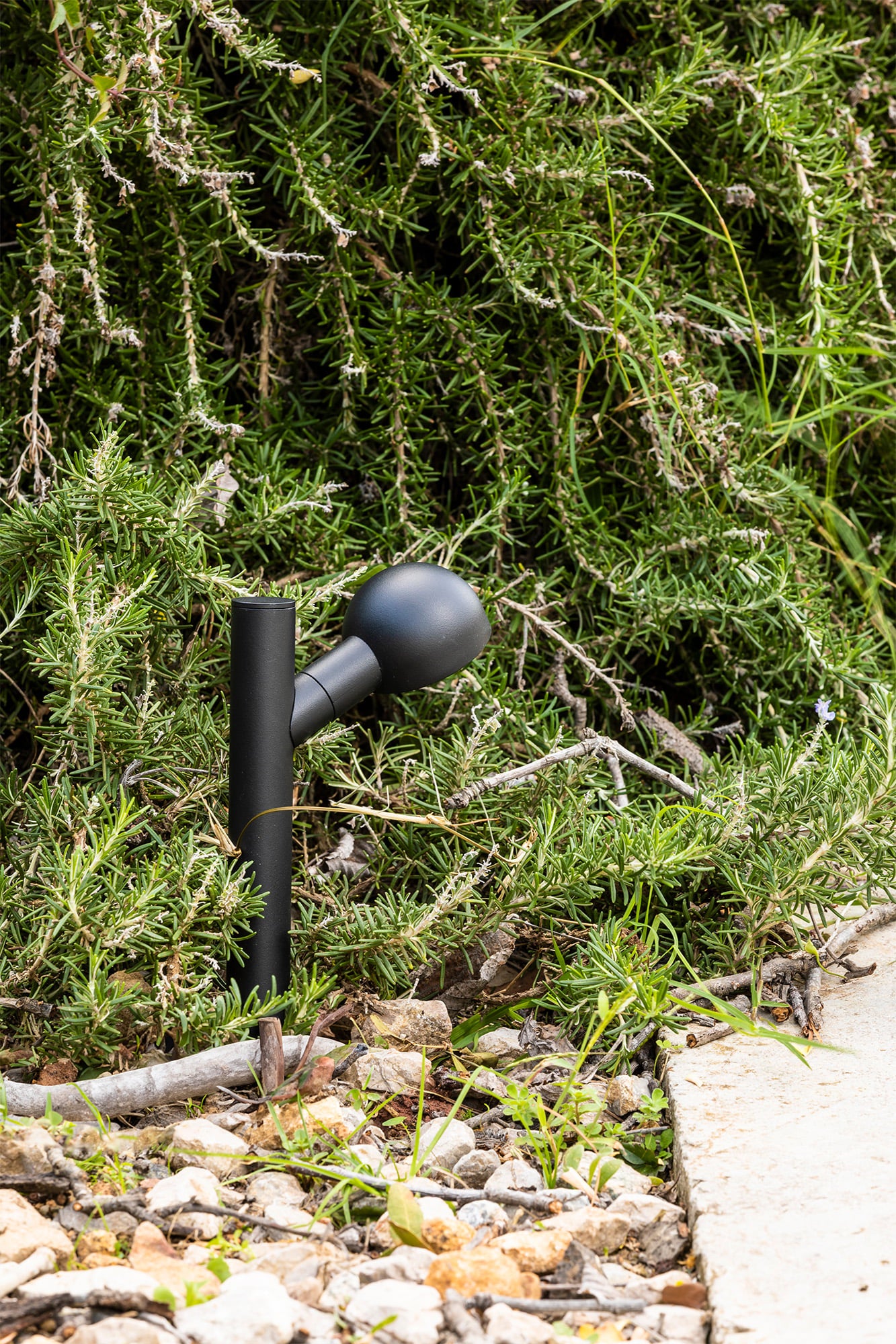 Estaca iluminación exterior BROT 200 negra en ambiente de jardín, luminaria suelo LED cálido IP65 de aluminio para parques y exteriores, modelo FARO 75570