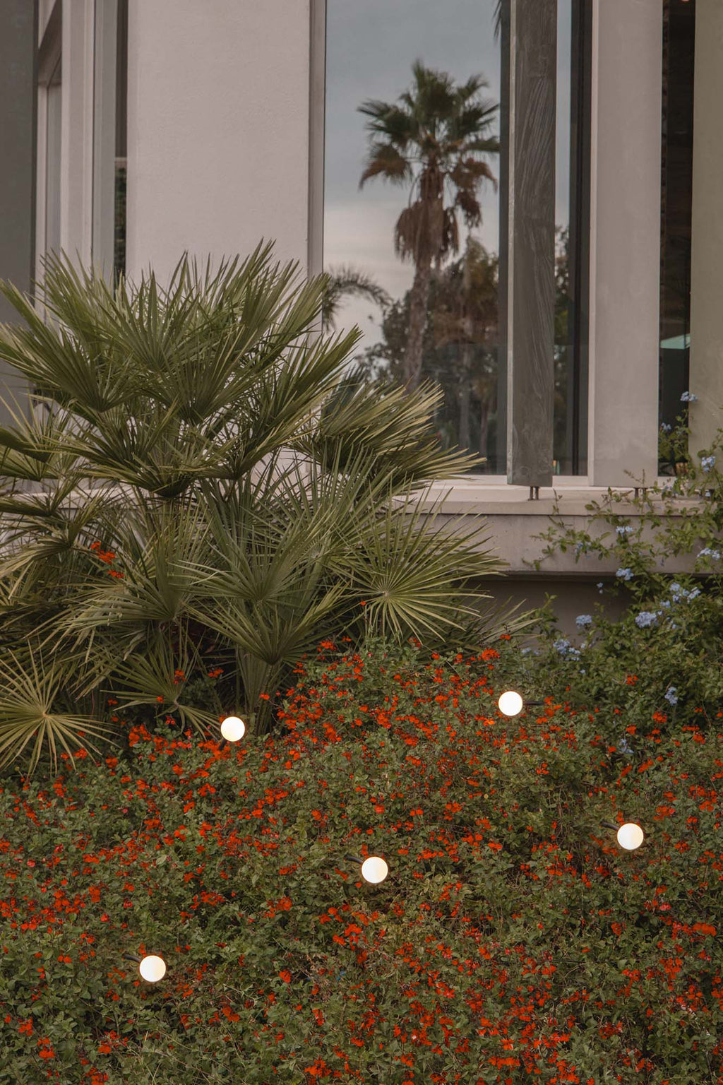 Estaca luminaria CUCA 500 negra 24V en jardín nocturno, faro exterior de acero inoxidable IP65 serie 7559 para iluminación LED de superficies