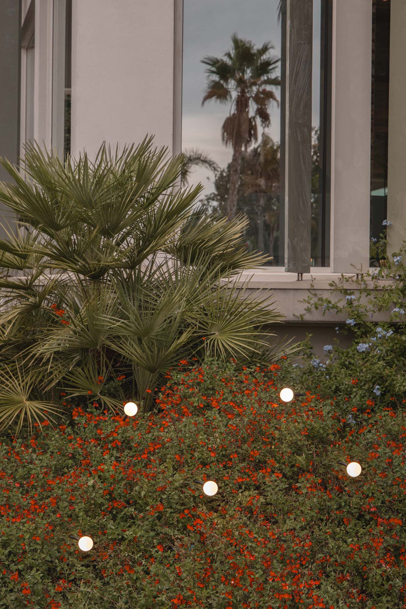 Estaca luminaria CUCA 500 negra 24V en jardín nocturno, faro exterior de acero inoxidable IP65 serie 7559 para iluminación LED de superficies