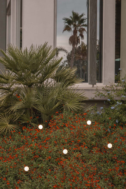 Estaca luminaria CUCA 500 negra 24V en jardín nocturno, faro exterior de acero inoxidable IP65 serie 7559 para iluminación LED de superficies