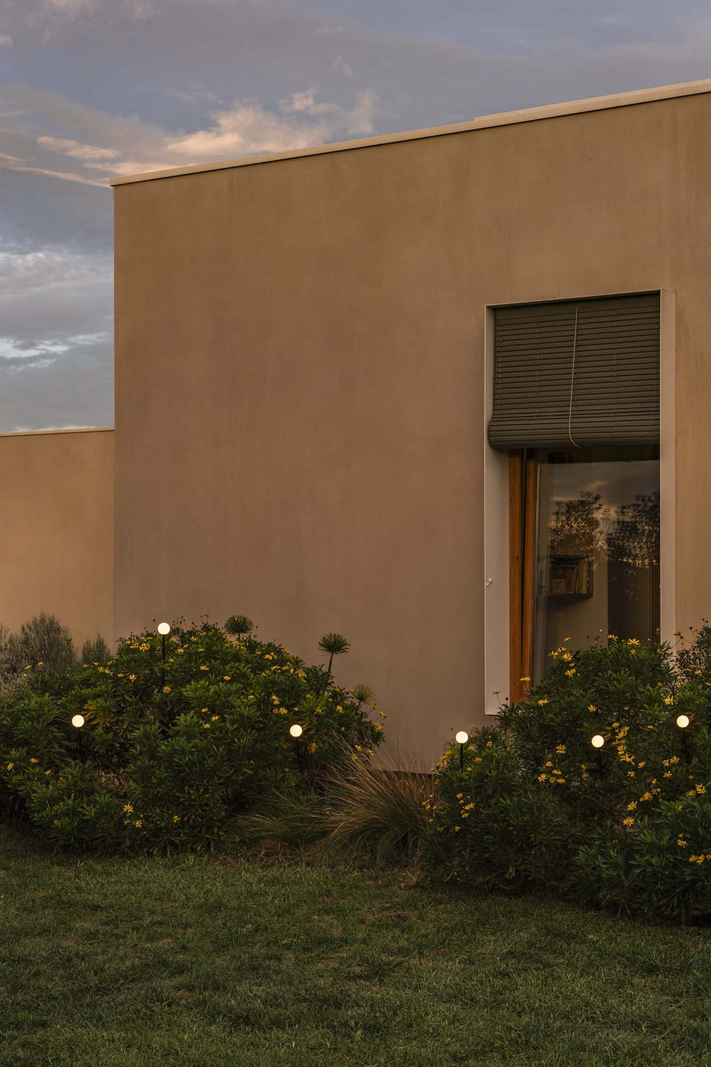 Estaca exterior CUCA 1000 negra 24V faro modelo 75589 en jardín paisajístico, luminaria superficial de acero inoxidable con cristal opal para iluminación flotante