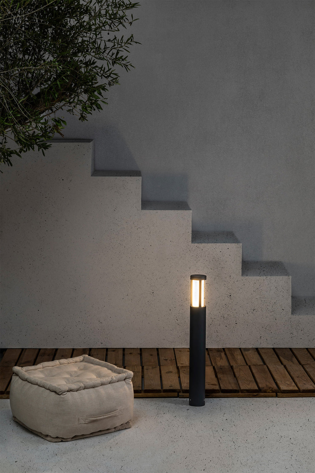 Baliza exterior LOGAR 650 en gris oscuro instalada en jardín, faro LED de aluminio y PMMA para iluminación suelo exterior con protección IP54.
