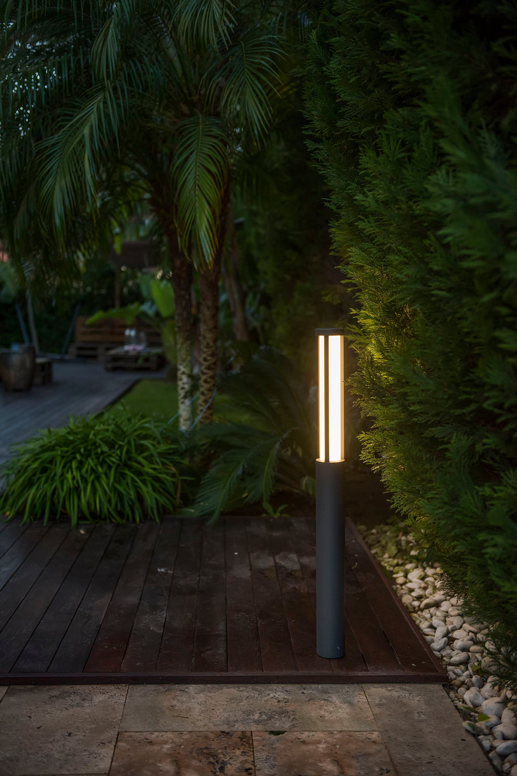 Baliza exterior LOGAR 900 gris oscuro FARO 75606 instalada en jardín, luminaria superficie de aluminio LED IP54 serie 7562 para iluminación exterior